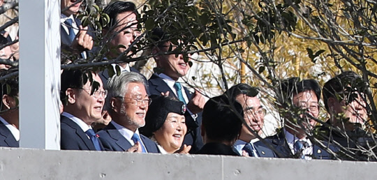 문재인 전 대통령 내외와 이재명 더불어민주당 대표 등이 2일 경남 양산시 하북면 평산마을 문 전 대통령 사저에서 손으로 하트 모양으로 만들며 단체 사진 촬영을 하고 있다. [양산=연합뉴스]